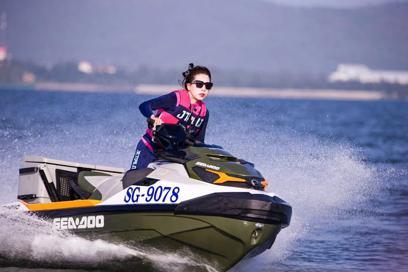 Lút cuống họng em nữ sinh ăn trộm đồ